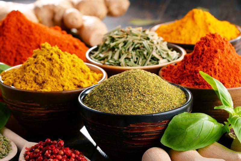 厨房桌上有各种调味料