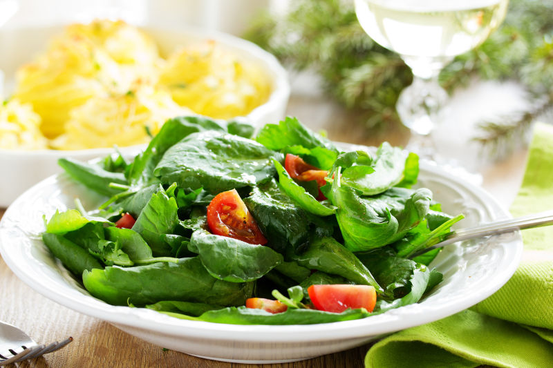 盘子里的混合蔬菜沙拉