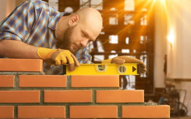 光头的建筑工人在砌墙