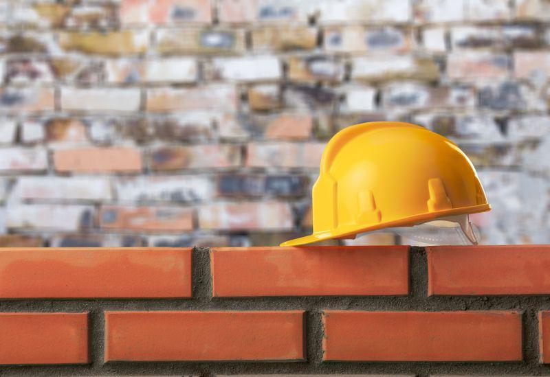 钻块上的黄色安全帽