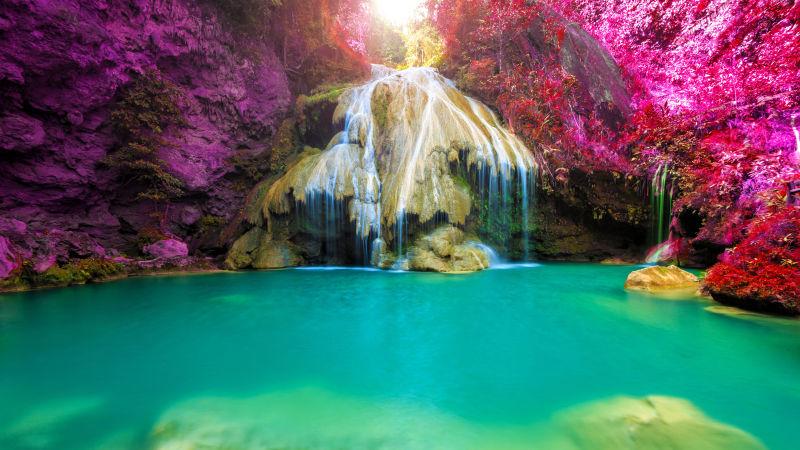 泰国绚丽多彩的瀑布