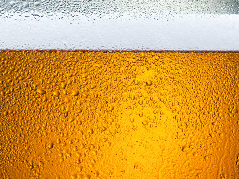 杯子里的冰啤特写