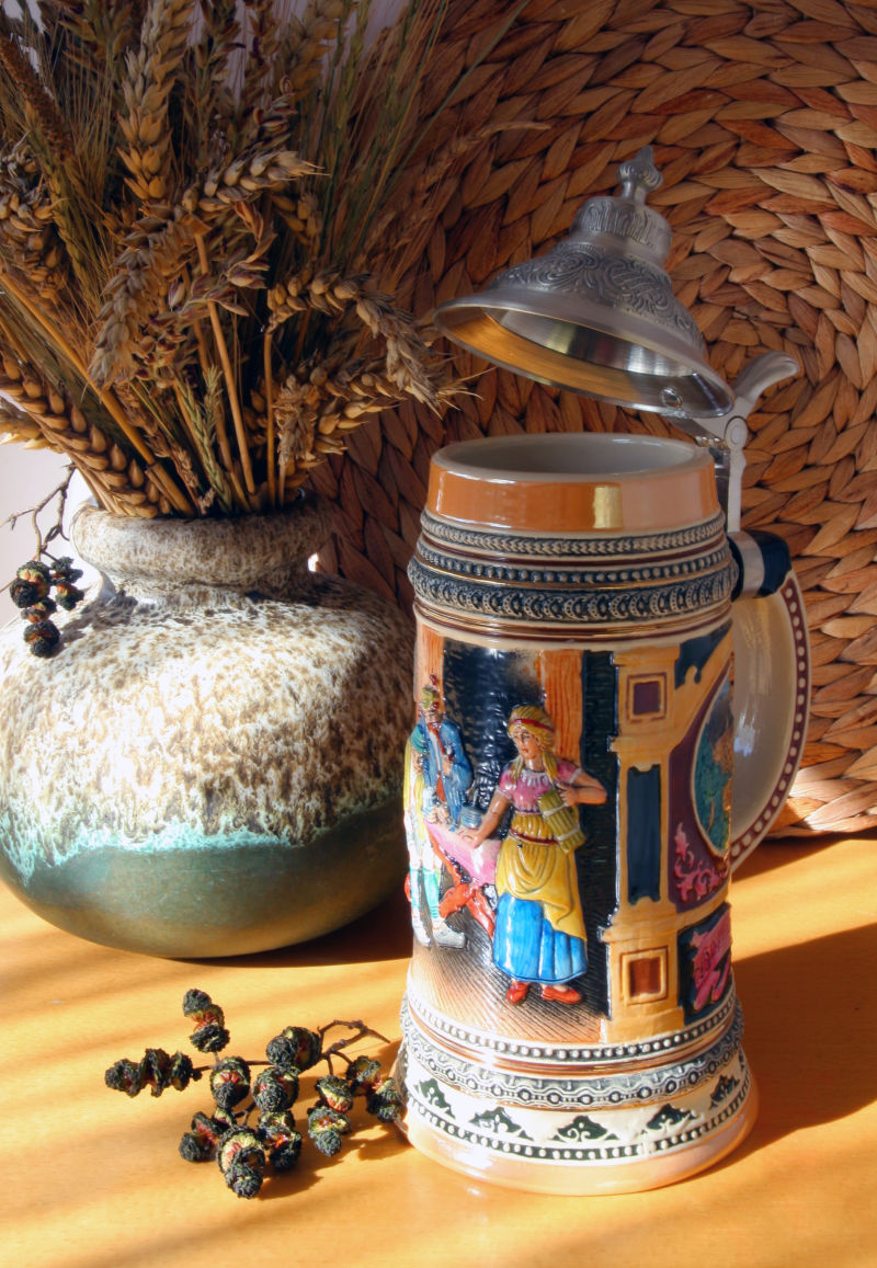 桌子上的复古个性杯子