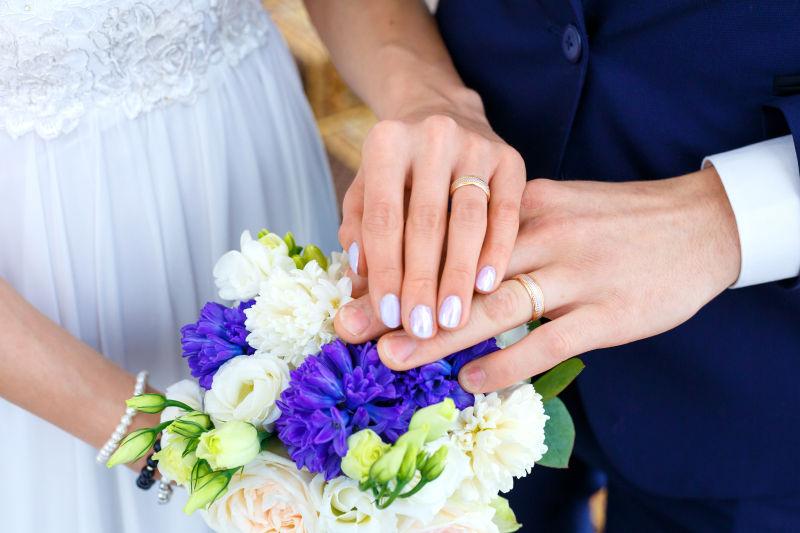 新郎和新娘手上的结婚戒指