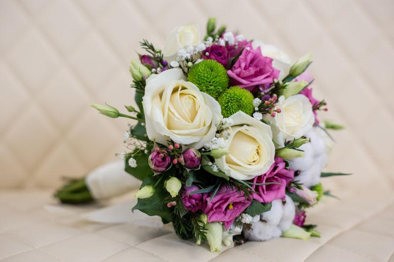 沙发上美丽的手捧花