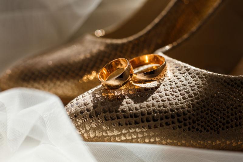 鞋面上的一对黄金结婚对戒
