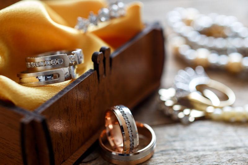 木质首饰盒边的戒指和珠宝