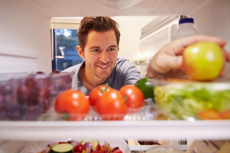 打开冰箱找对象的男人
