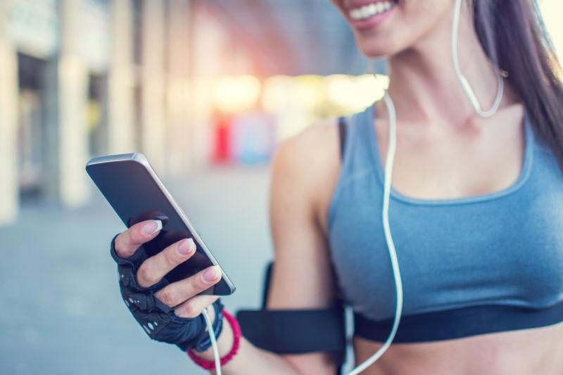 手拿手机带着耳机的美女