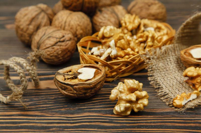 木板上的完整的核桃和剥开的核桃