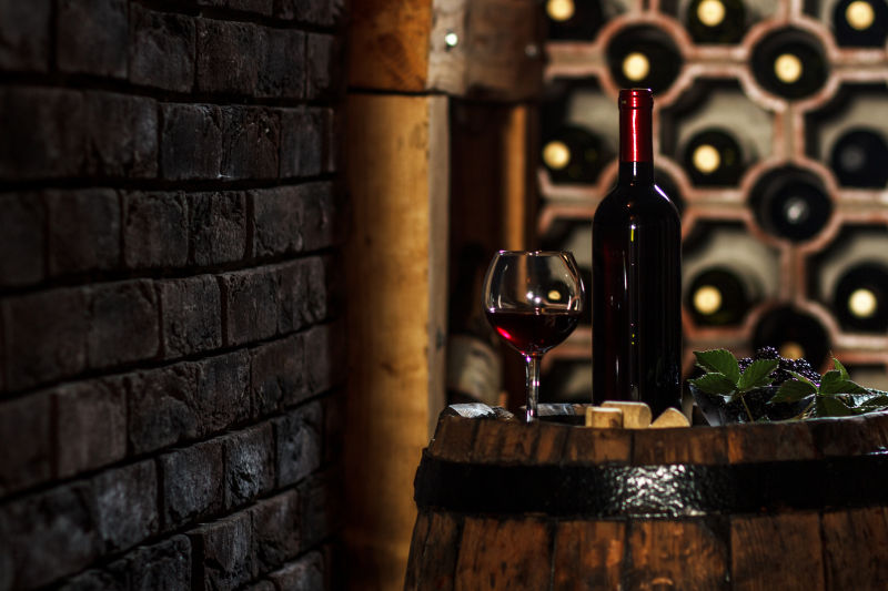 酒库箱子上的红酒和红酒杯