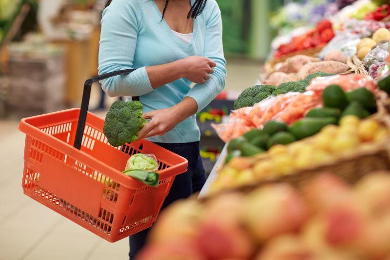 挑着西兰花的妇女