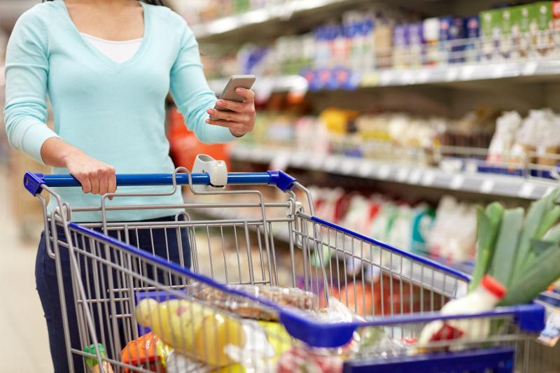 推着购物车的妇女