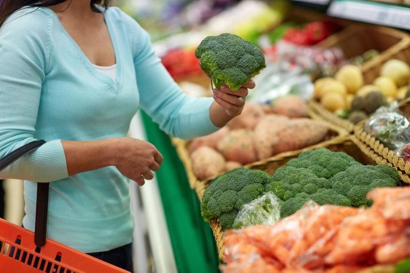 超市里挑选西兰花的妇女