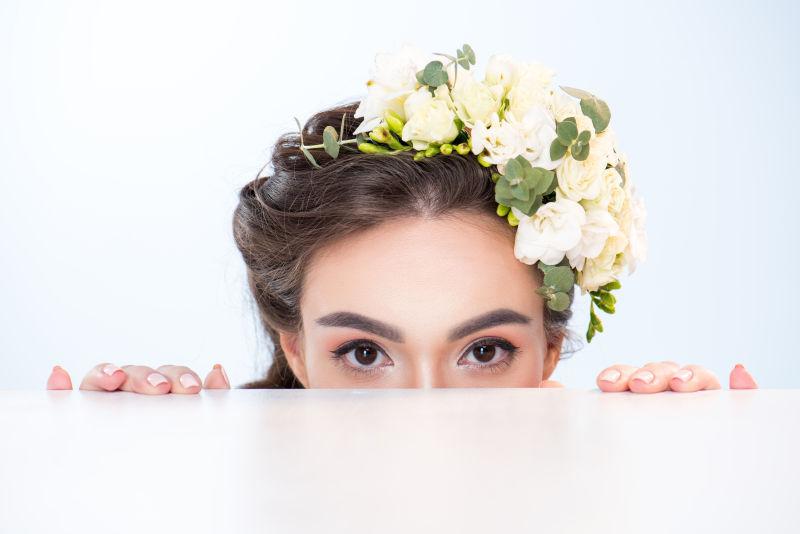 女人的眼睛看白色的相机