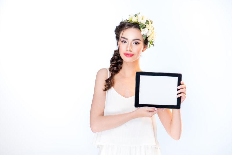 女性展示数字平板电脑