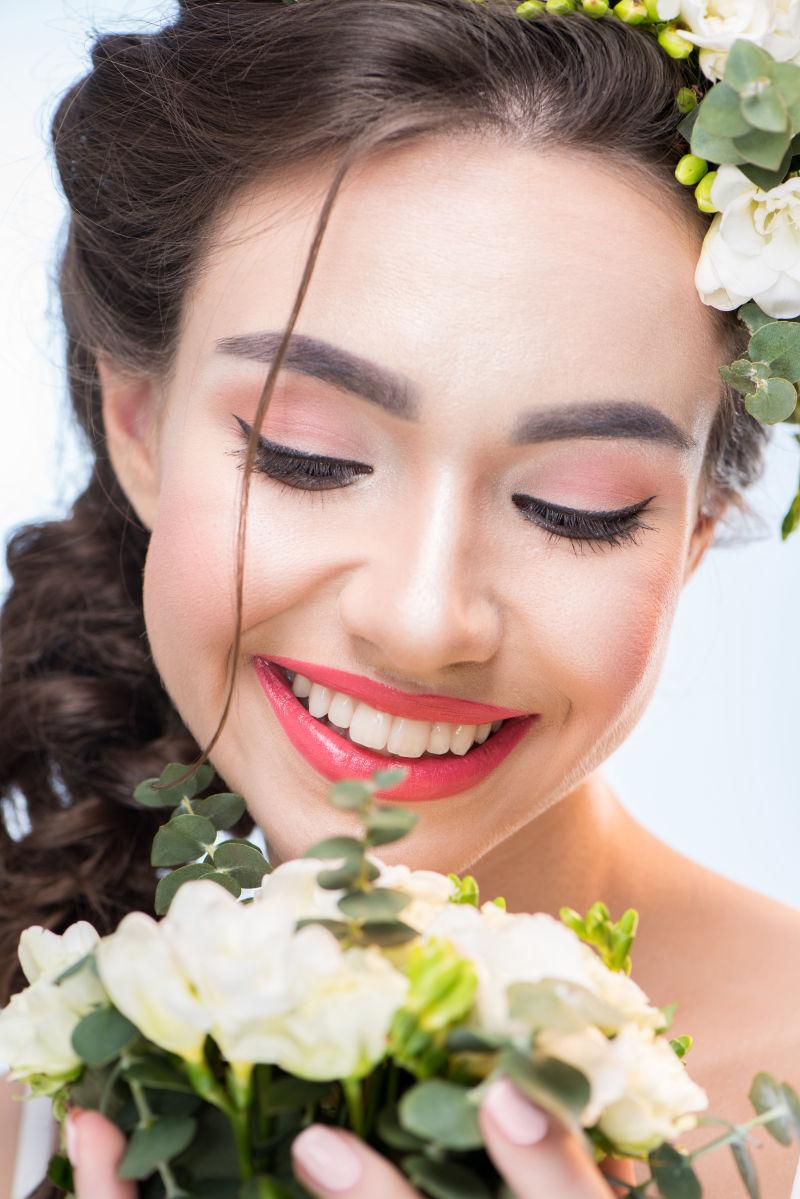 怀抱白色花朵的微笑女子