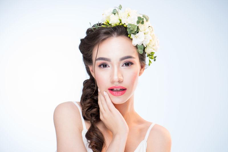 头发上有花的性感女人