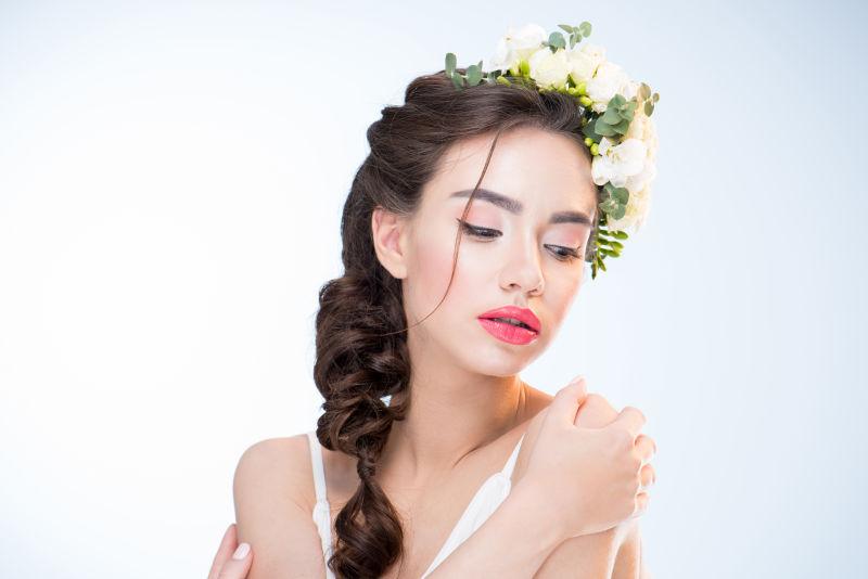 头发上有花的美女模特