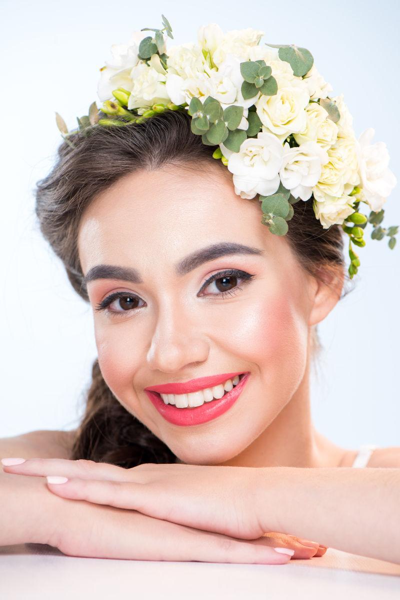 带着鲜花的微笑女人