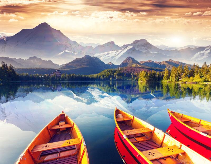 山湖里背景中停靠的船只