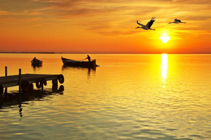 夕阳中的船只和码头