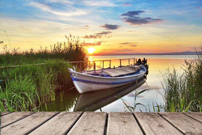 夕阳背景中停靠在码头的船