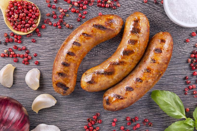 桌子上的美味烤肠