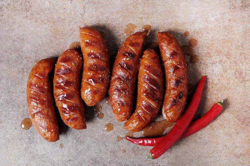 美味的烤香肠和辣椒