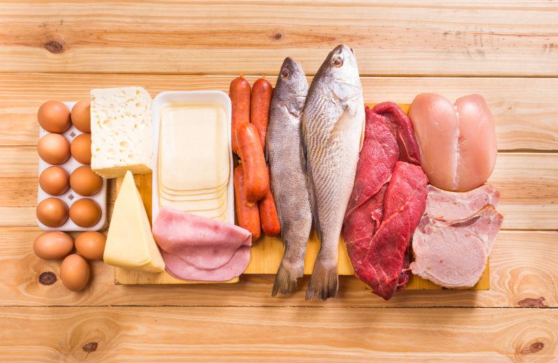 木桌上的肉类食材