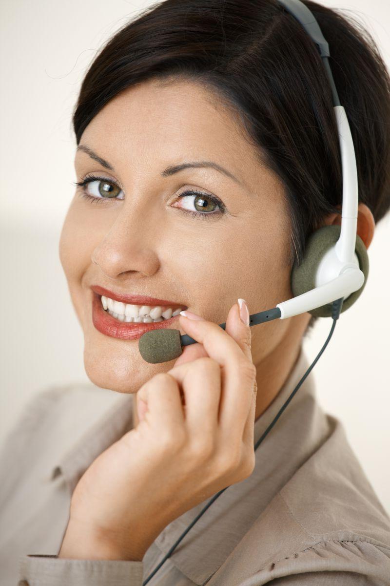 手握住麦克风的微笑的女客服