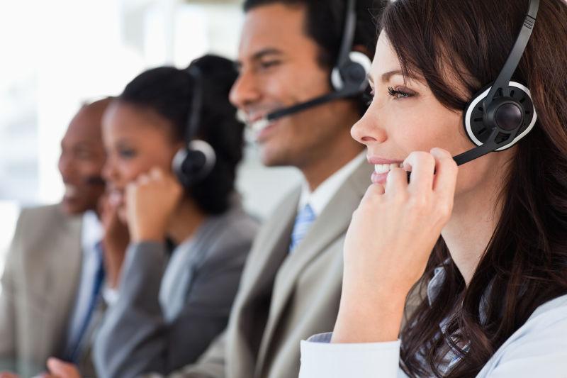 带着耳机的电话客服人员