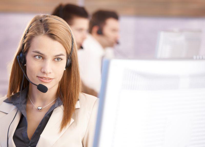 看着电脑的女客服