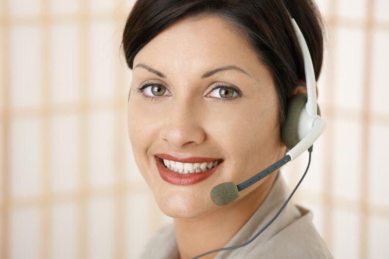 带着耳机的微笑的女客服