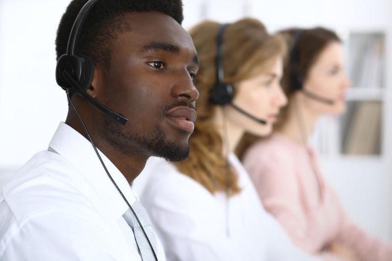 倒着头戴式耳机的快乐的一见人