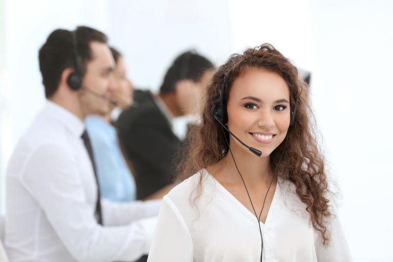 办公室内的微笑的美女客服