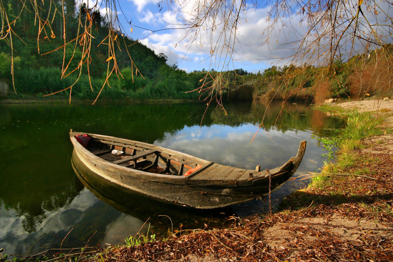 美丽湖面上停在一艘小船