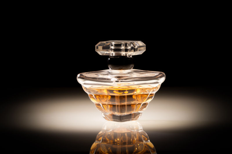 黑暗背景下的香水瓶