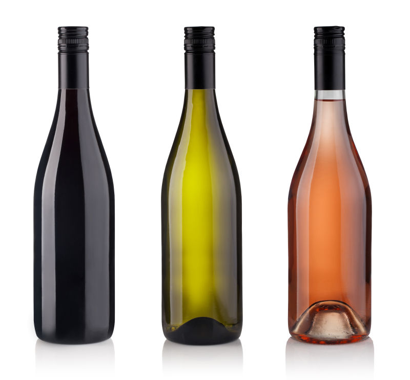 白色背景下的酒瓶
