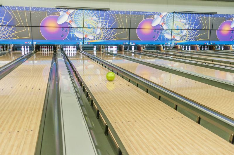 保龄球馆里滚动的球