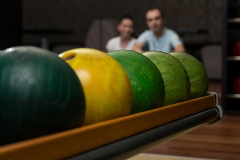 在保龄球馆谈话情侣