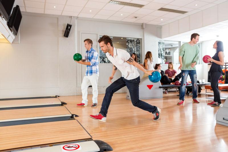 保龄球馆里打球的人们