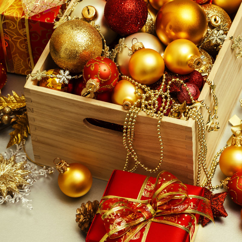木盒子里的圣诞节金色和红色的装饰球