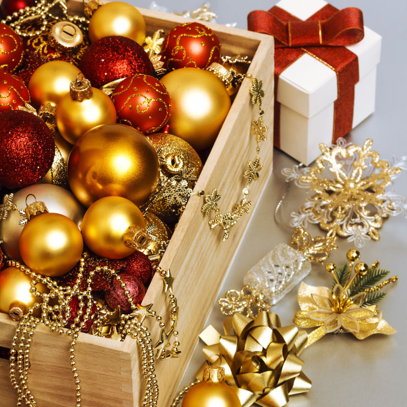白色背景上的圣诞节金色和红色的装饰球