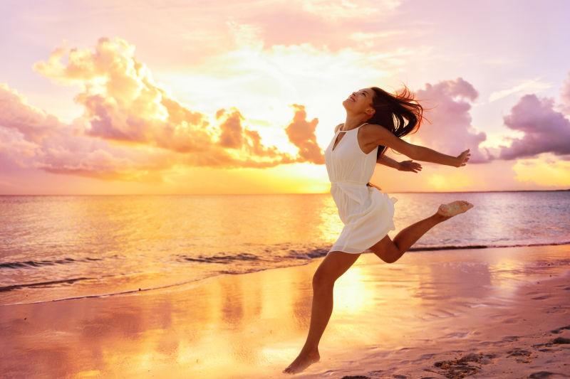 海边沙滩运动的美女