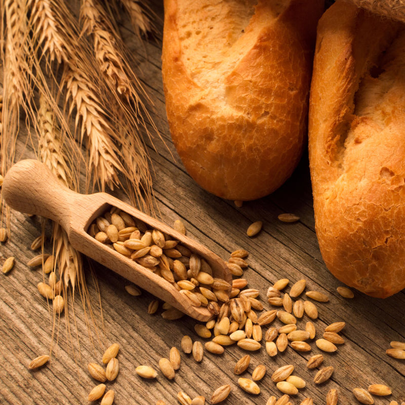 木桌上的谷物和小麦面包