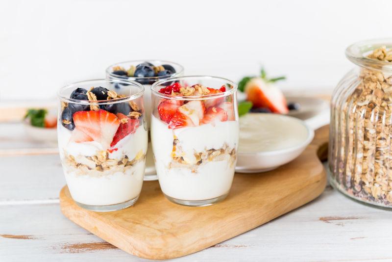 木托板上的美味早餐