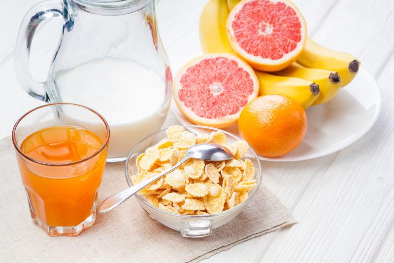 餐桌上的燕麦和水果