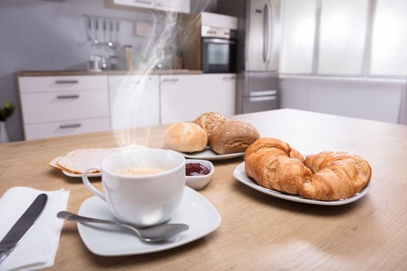 摆放在厨房餐桌上的美味早餐