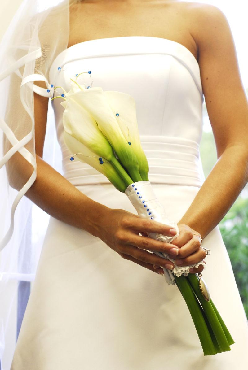 新娘手里的白色花束